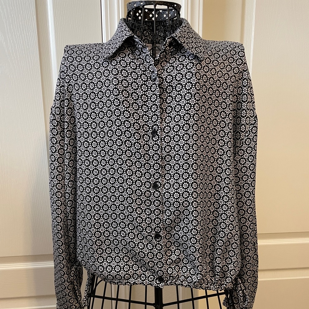 NWT women’s And Now This black/white Geoprint crop blouse long sleeve size Large